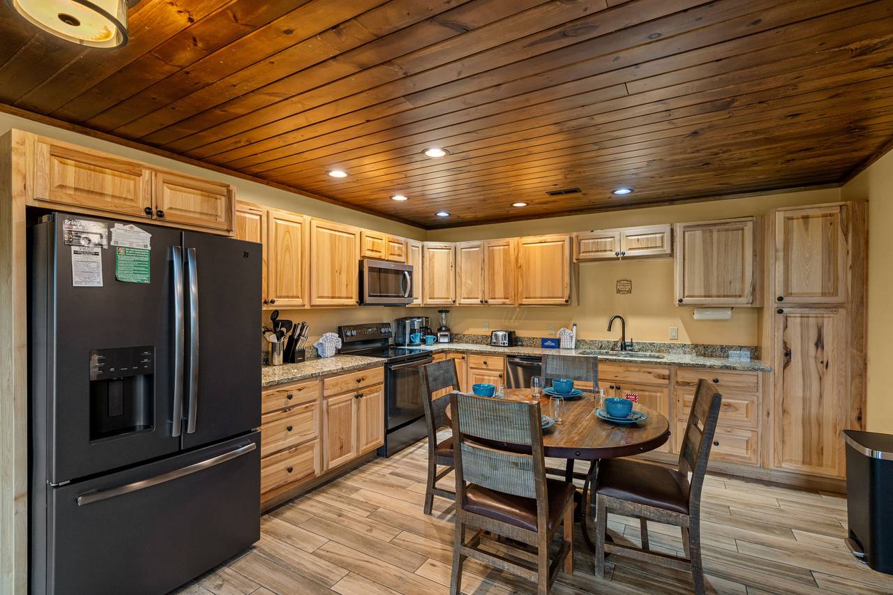Spacious kitchen w/ additional dining Spacious kitchen w/ additional dining