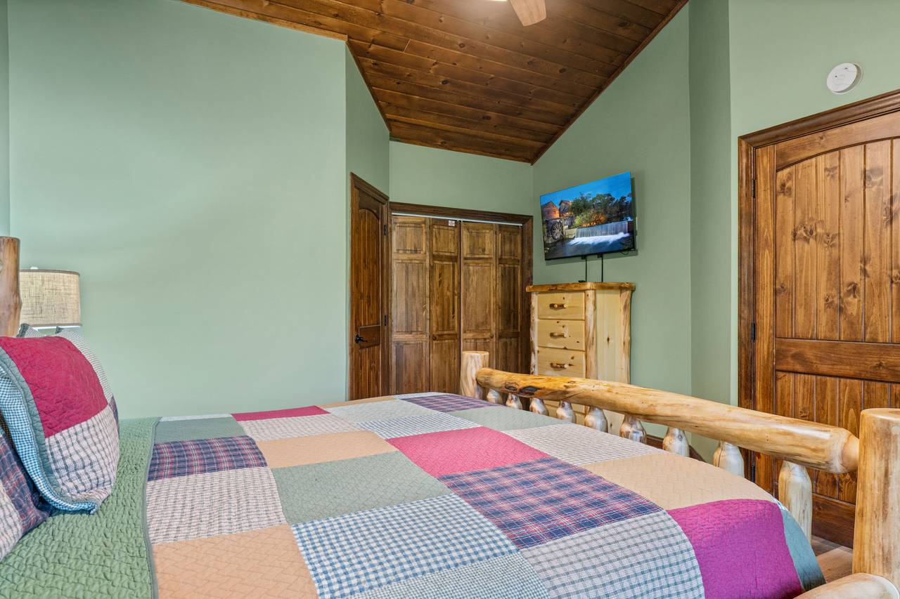 Top floor king bedroom w/views, smart TV, & ensuite bath Top floor king bedroom w/views, smart TV, & ensuite bath