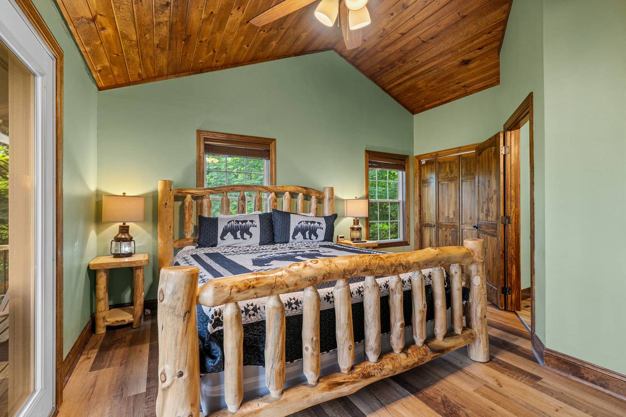Mid level king bedroom w/ ensuite & Roku TV Mid level king bedroom w/ ensuite & Roku TV