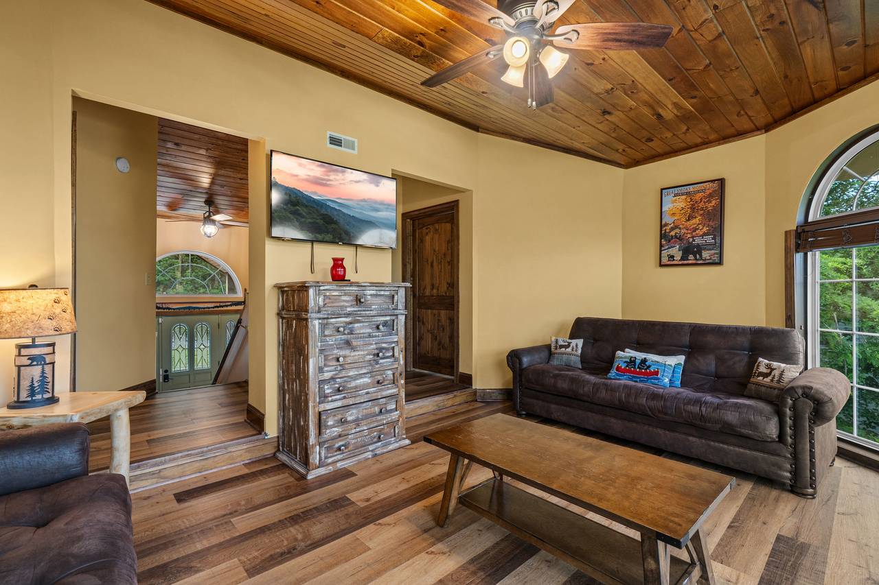 Second living area w/ scenic views and smart TV Second living area w/ scenic views and smart TV