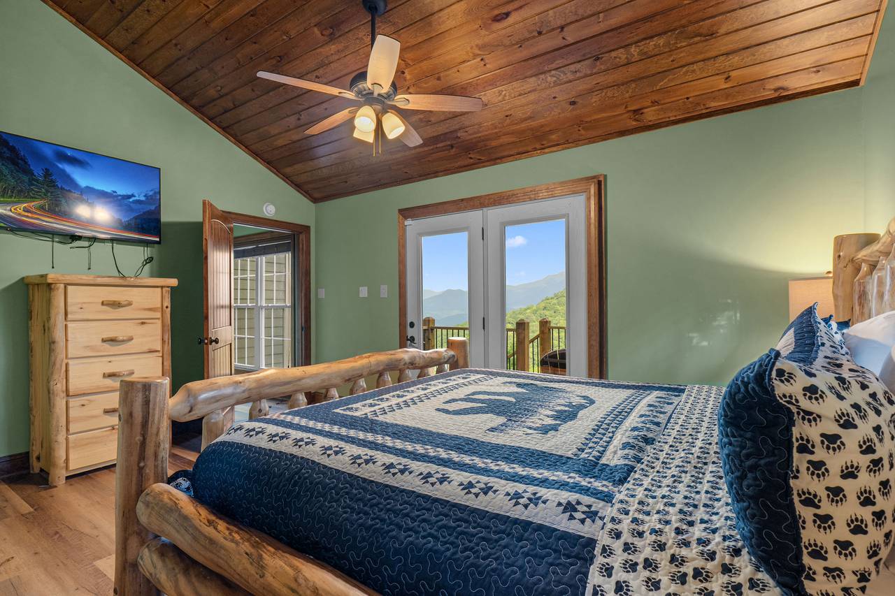 Mid level king bedroom w/ ensuite & Roku TV Mid level king bedroom w/ ensuite & Roku TV