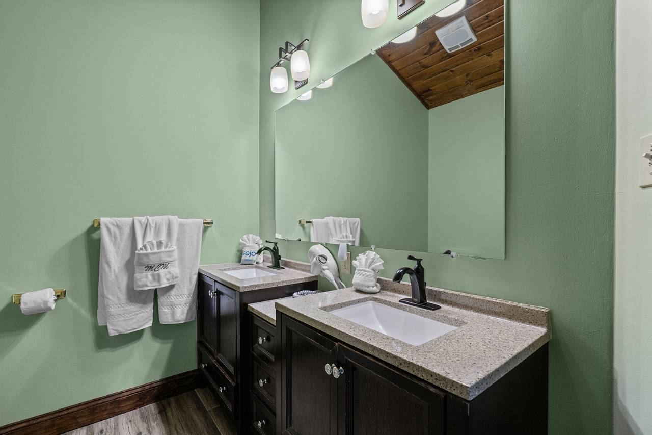 Full bath w/ tub-shower combo in each bedroom Full bath w/ tub-shower combo in each bedroom