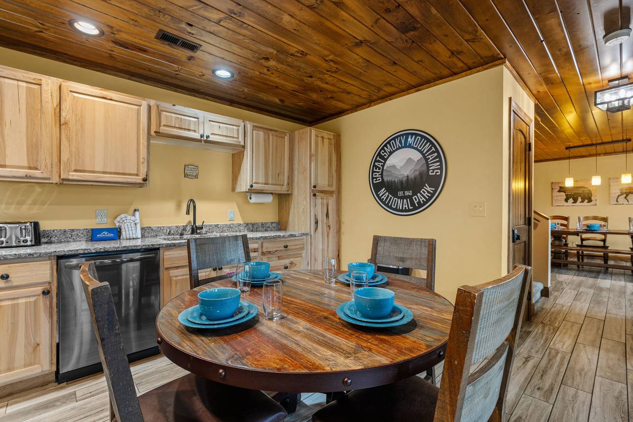 Spacious kitchen w/ additional dining Spacious kitchen w/ additional dining
