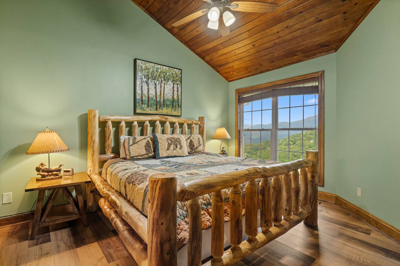 Top floor king bedroom w/ mountain views & smart TV Top floor king bedroom w/ mountain views & smart TV