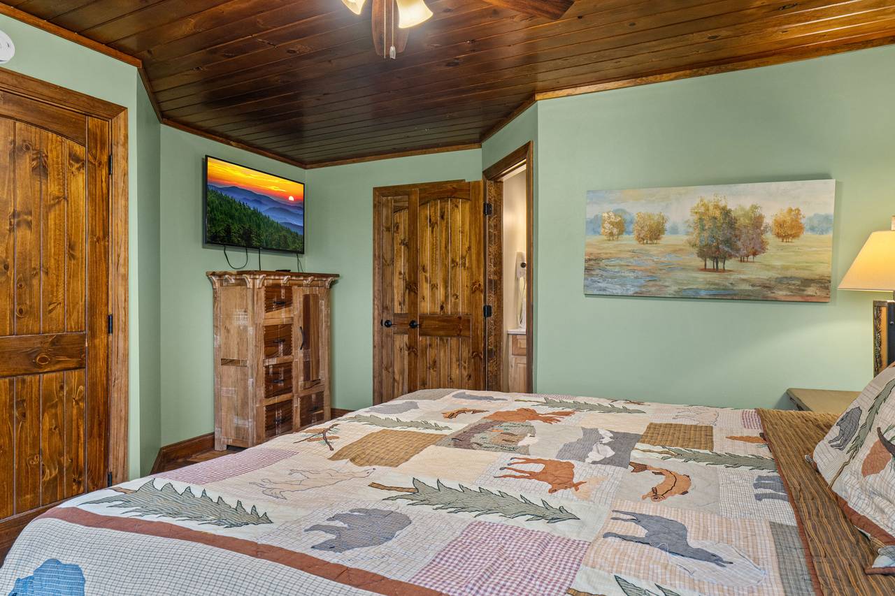 Mid level queen bedroom w/ ensuite & Roku TV Mid level queen bedroom w/ ensuite & Roku TV
