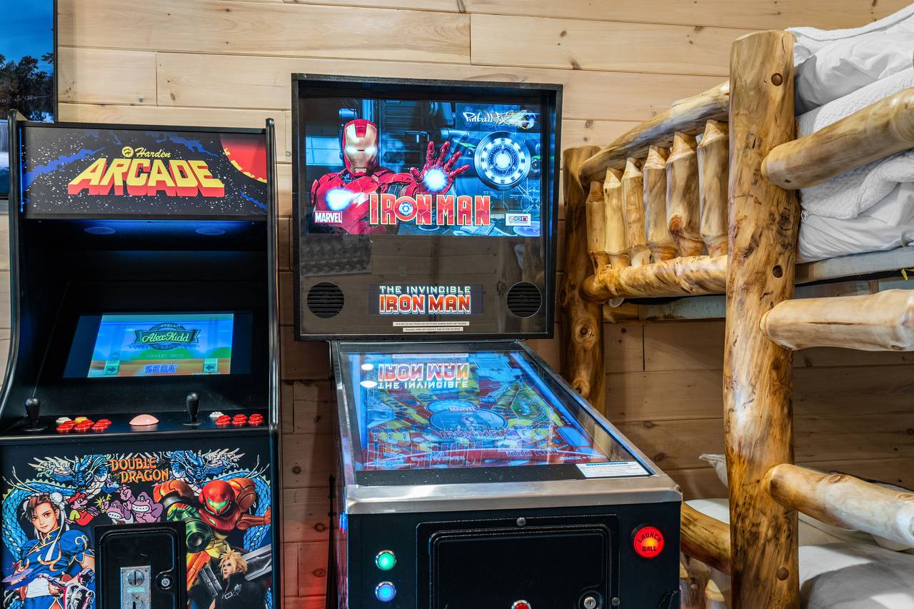 Game Room with Pool Table, Arcades & Extra Sleeping Game Room with Pool Table, Arcades & Extra Sleeping