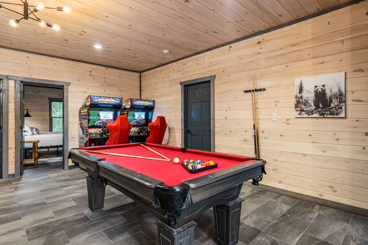 Game Room with Pool Table, Arcades & Extra Sleeping Game Room with Pool Table, Arcades & Extra Sleeping