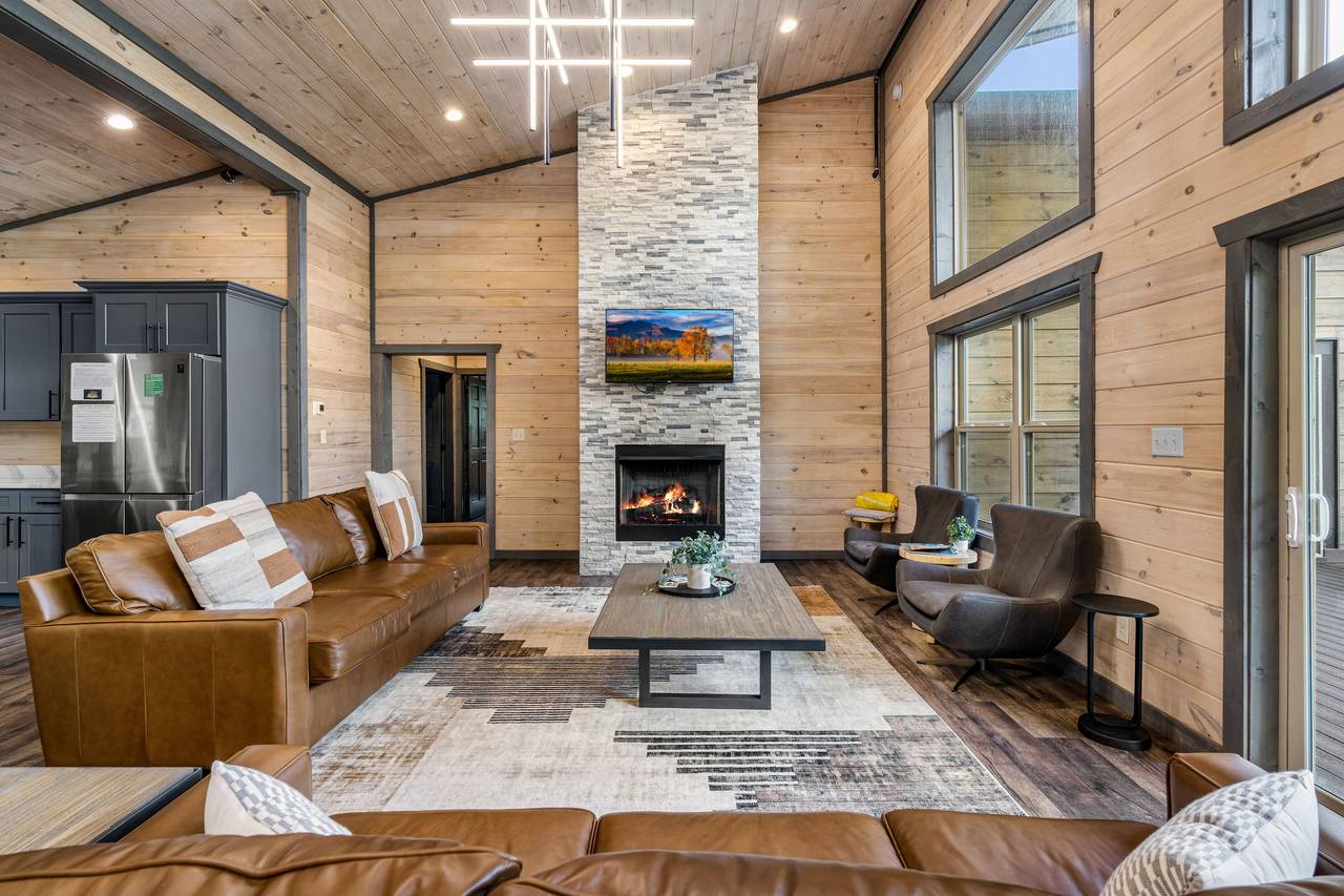 Spacious Living Room with Fireplace & Large HDTV Spacious Living Room with Fireplace & Large HDTV