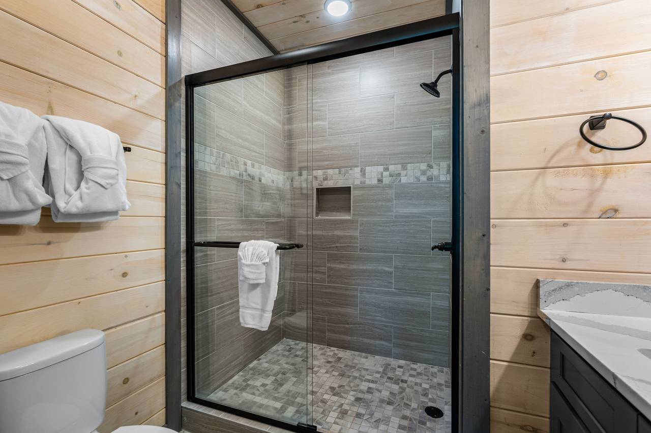 Modern Ensuite Bath with Stand-Up Shower & Vanity Modern Ensuite Bath with Stand-Up Shower & Vanity