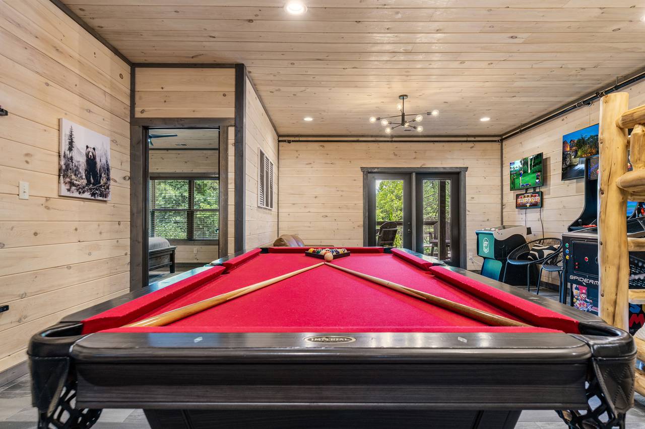 Game Room with Pool Table, Arcades & Extra Sleeping Game Room with Pool Table, Arcades & Extra Sleeping