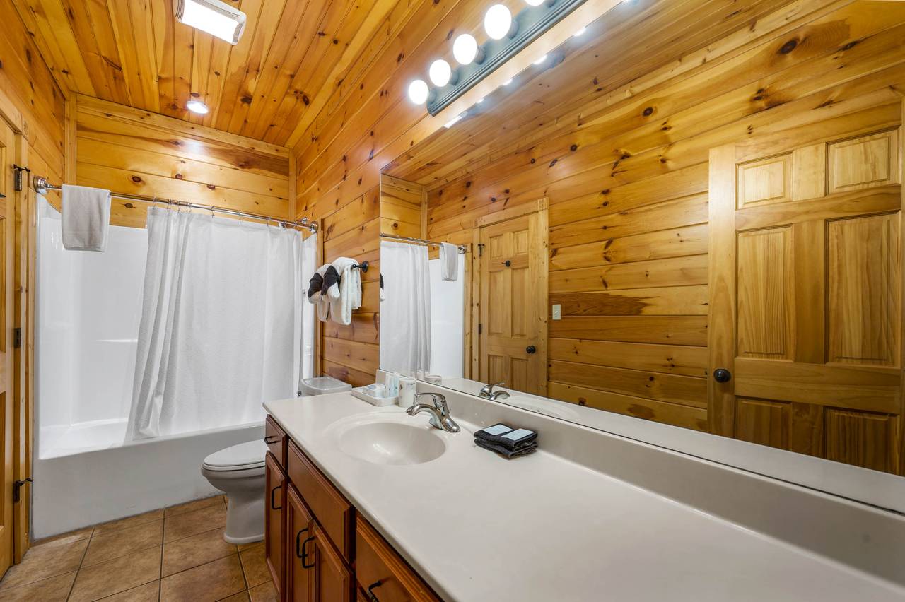Bathroom 1: Tub and shower combination Bathroom 1: Tub and shower combination
