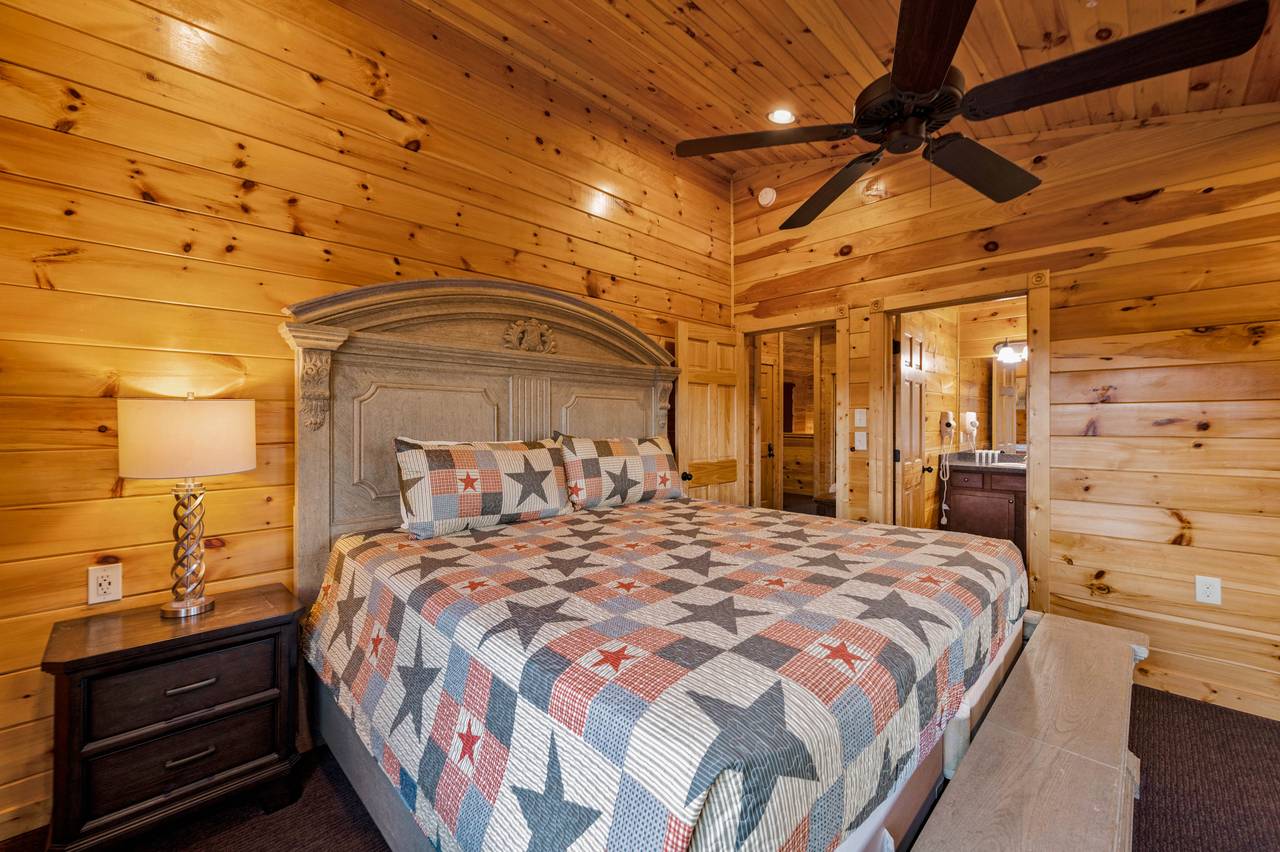Bed 1: Upper level king, ensuite bath, TV, & deck entrance Bed 1: Upper level king, ensuite bath, TV, & deck entrance