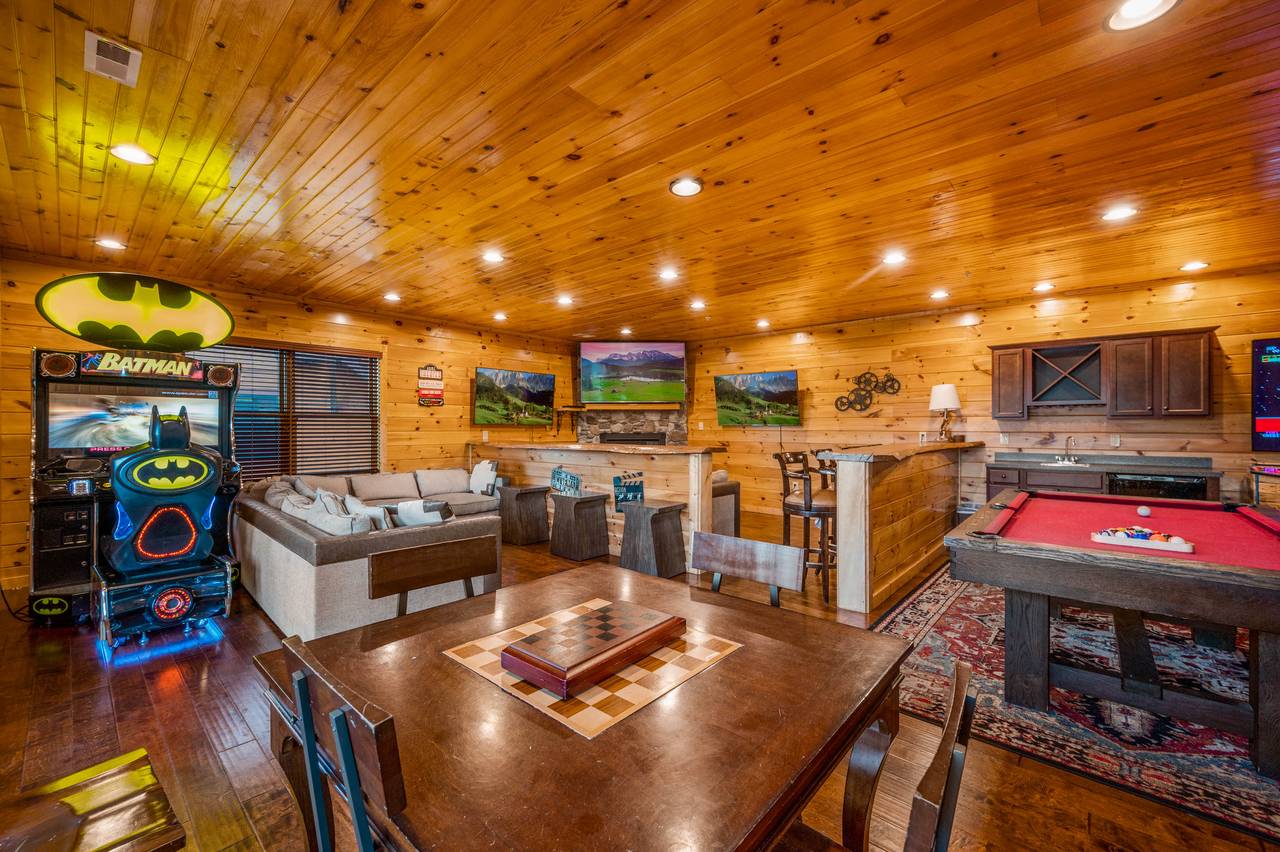 Game room: Wet Bar, Batman Driving Simulator, Pool Table more Game room: Wet Bar, Batman Driving Simulator, Pool Table more