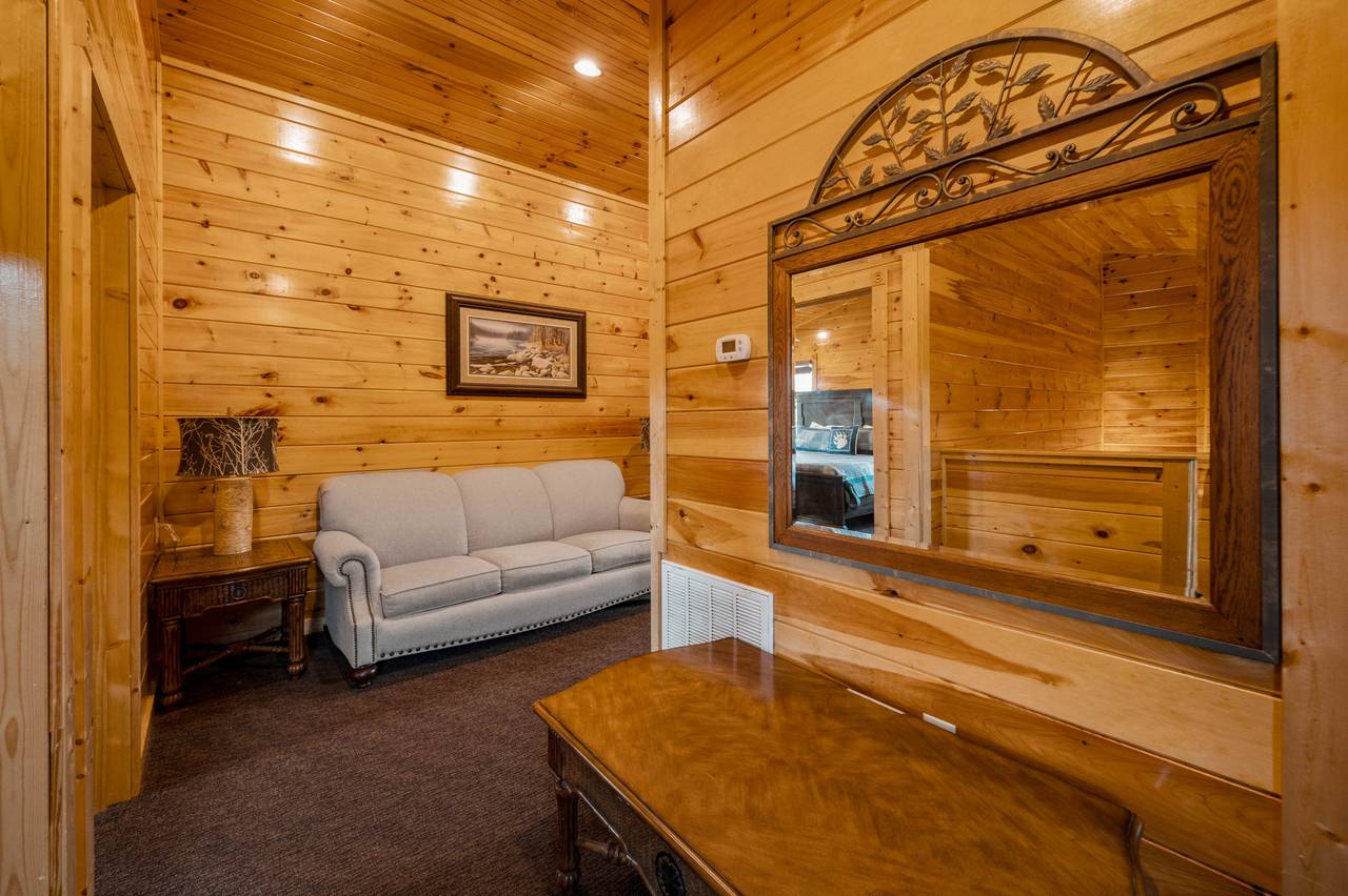 Upper level lounging area. Great spot for reading or remote work Upper level lounging area. Great spot for reading or remote work