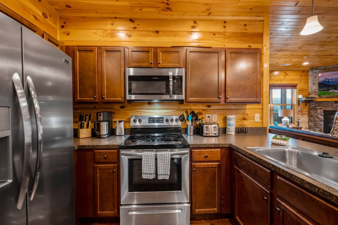 Fully equipped kitchen: cook/bake/dinner-ware and more Fully equipped kitchen: cook/bake/dinner-ware and more