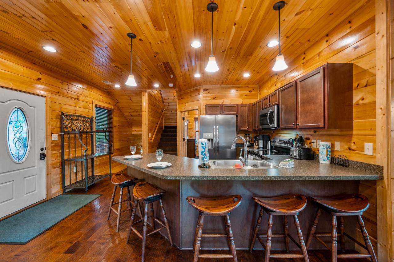 Fully equipped kitchen and additional seating Fully equipped kitchen and additional seating