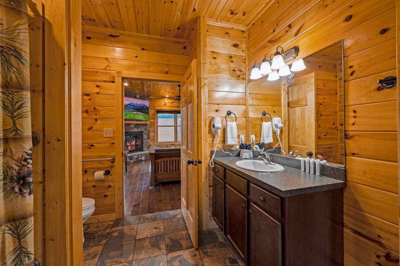 Bed 4: Ensuite full bath shared with main level common area Bed 4: Ensuite full bath shared with main level common area