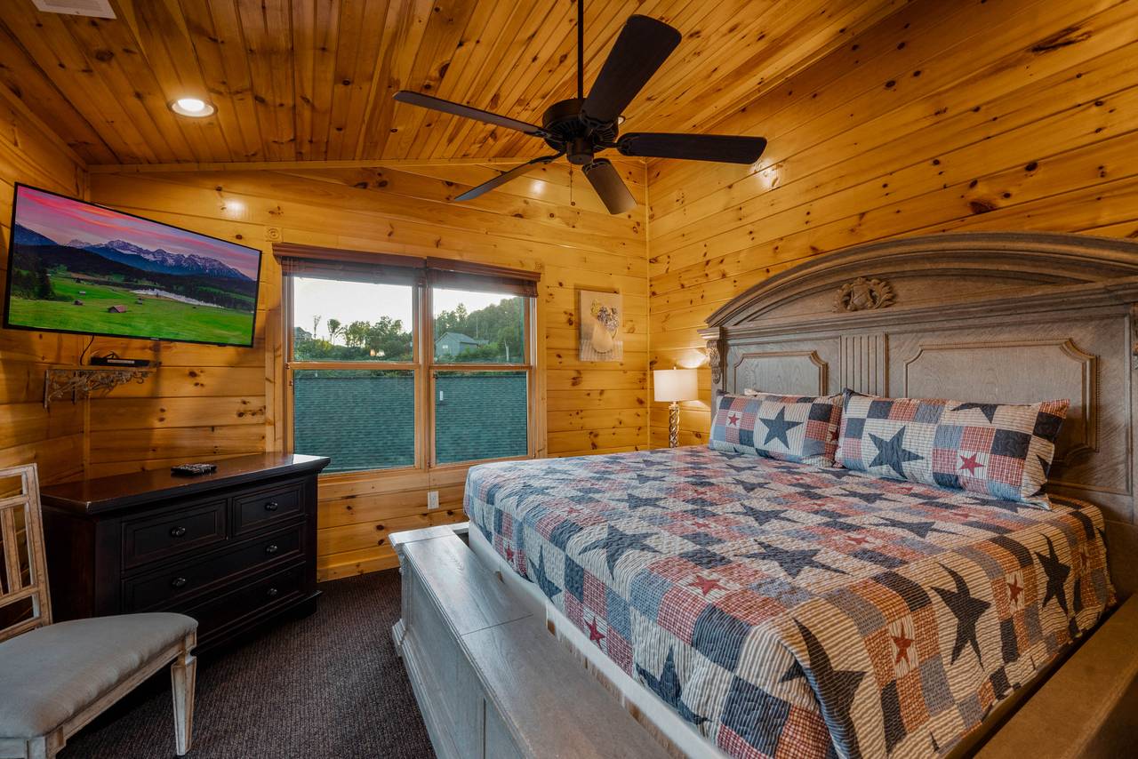 Bed 1: Upper level king, ensuite bath, TV, & deck entrance Bed 1: Upper level king, ensuite bath, TV, & deck entrance