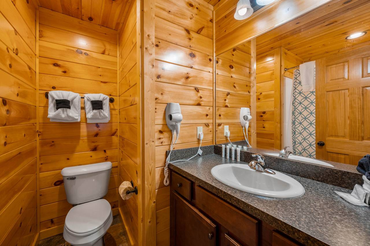 Bed 2: en-suite bath with tub shower Bed 2: en-suite bath with tub shower