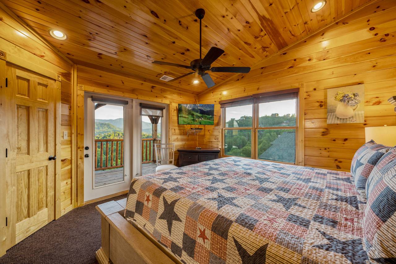 Bed 1: Upper level king, ensuite bath, TV, & deck entrance Bed 1: Upper level king, ensuite bath, TV, & deck entrance
