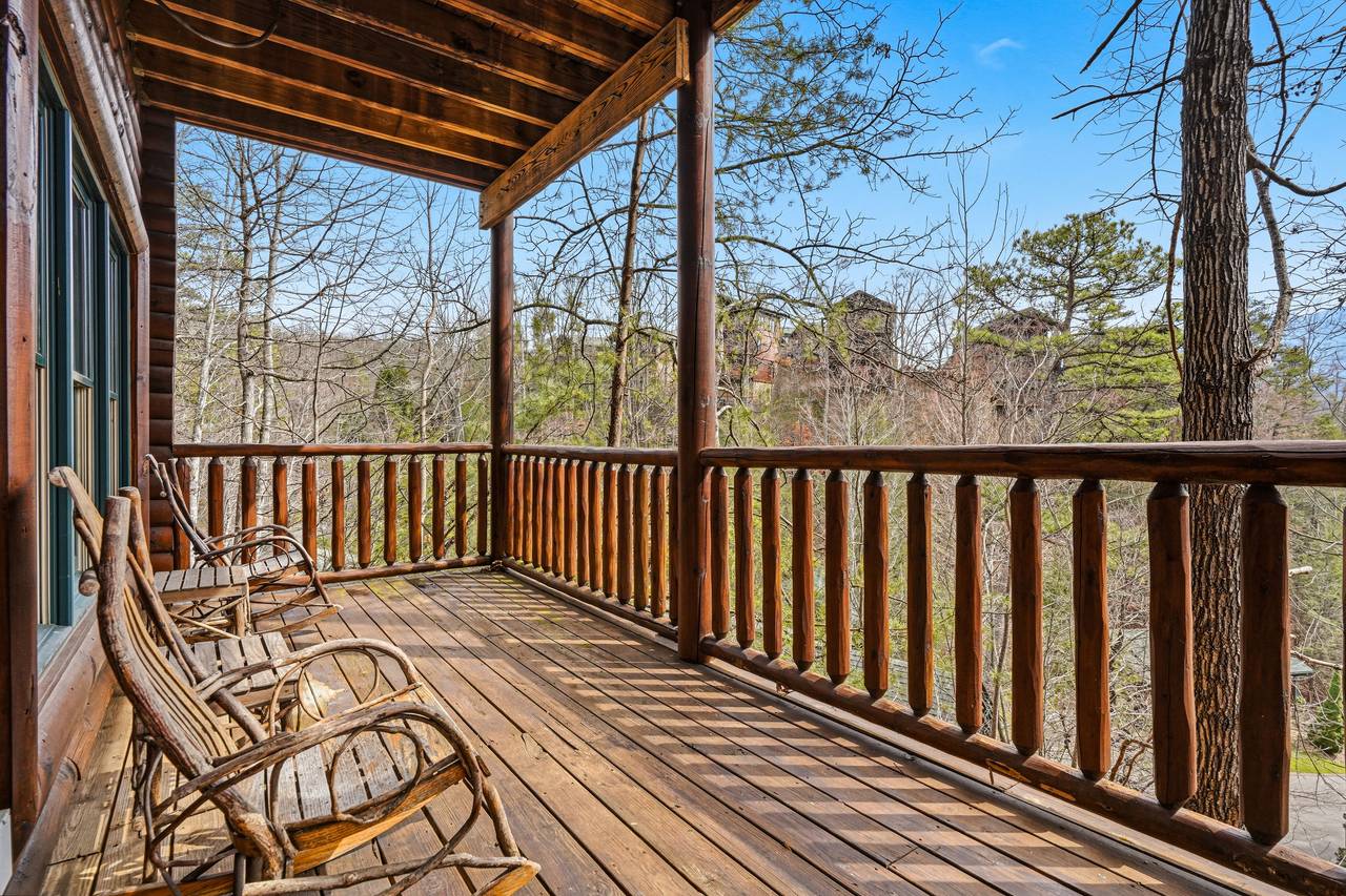 Porch swing & rocking chairs for peaceful evenings Porch swing & rocking chairs for peaceful evenings
