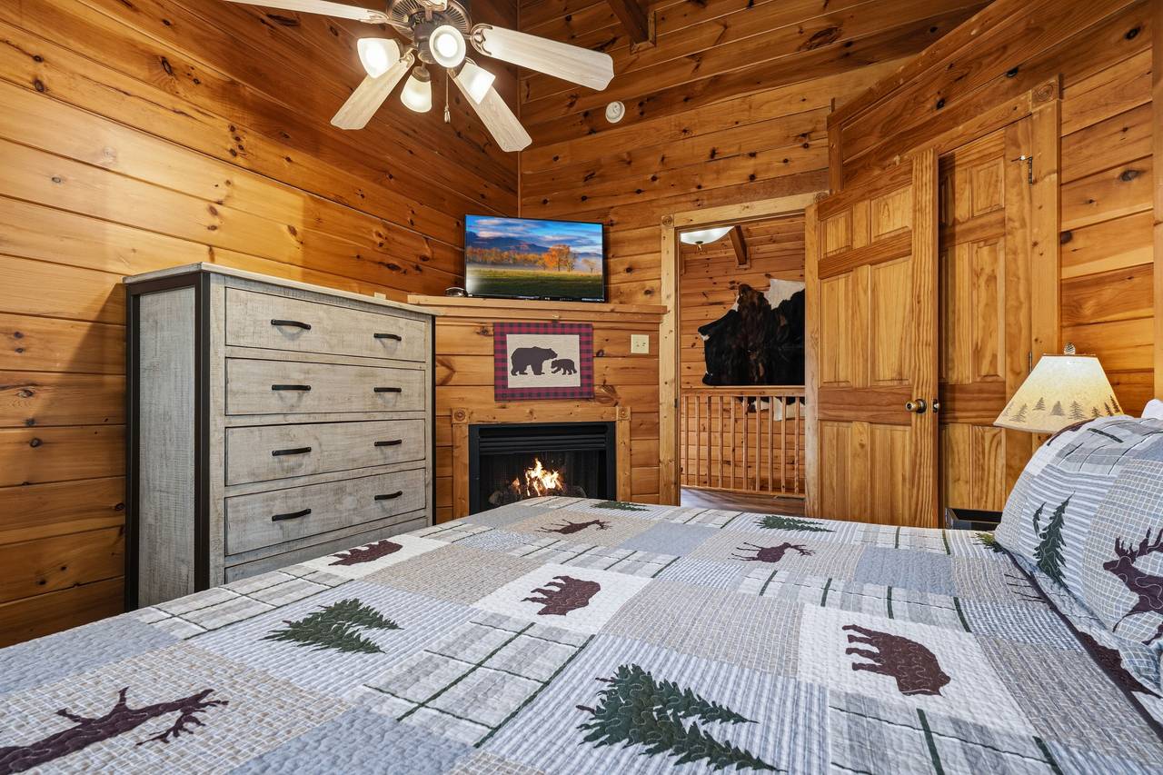 Entry-levl king bedroom with fireplace & TV Entry-levl king bedroom with fireplace & TV