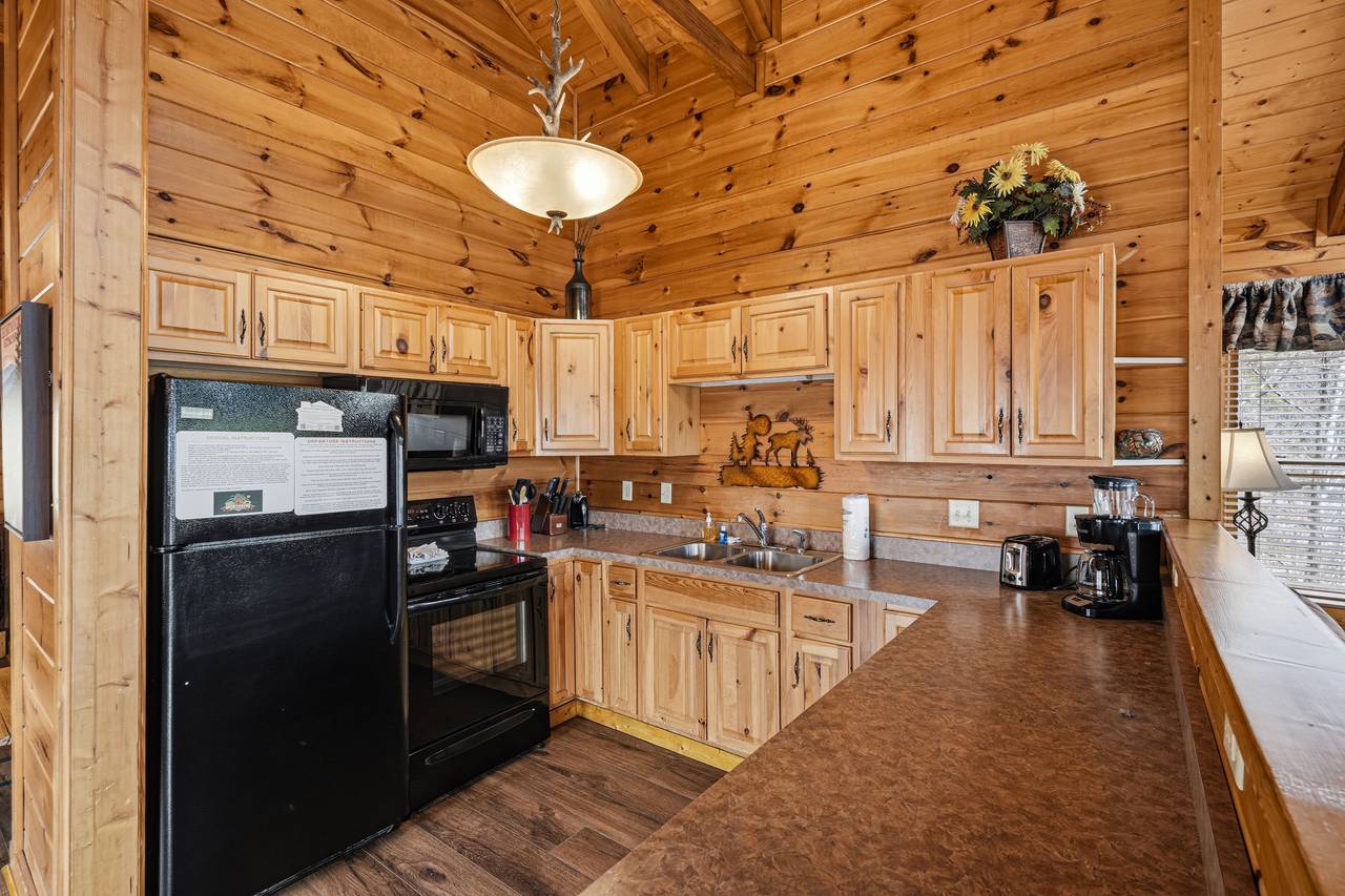 Fully equipped kitchen with appliances, cookware & more Fully equipped kitchen with appliances, cookware & more