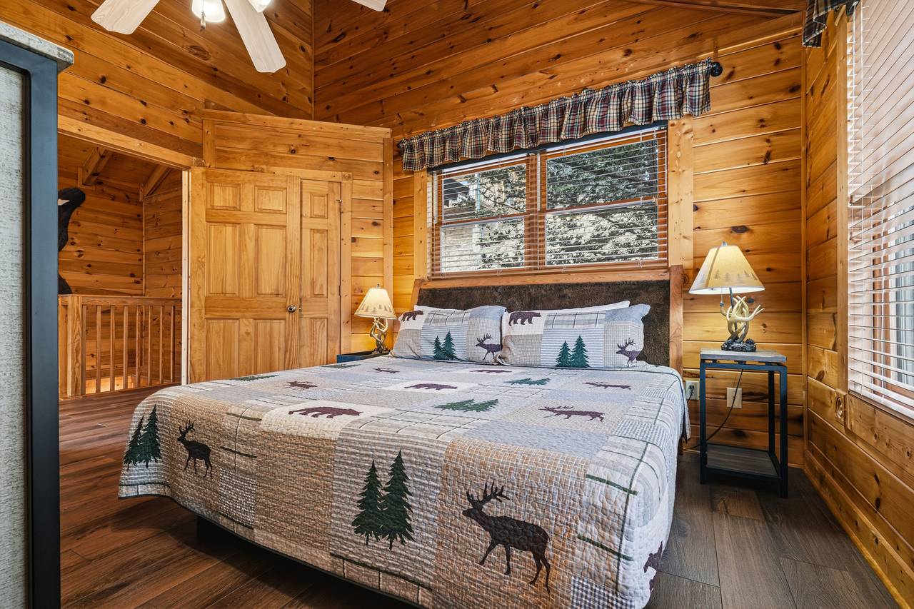 Entry-levl king bedroom with fireplace & TV Entry-levl king bedroom with fireplace & TV