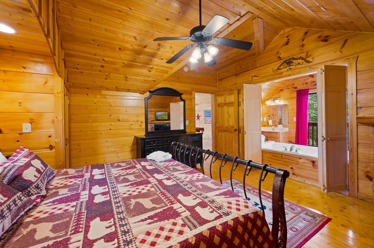 Bed 1: King, Bathroom w/ Jacuzzi, TV, Fireplace, Upper Level Bed 1: King, Bathroom w/ Jacuzzi, TV, Fireplace, Upper Level