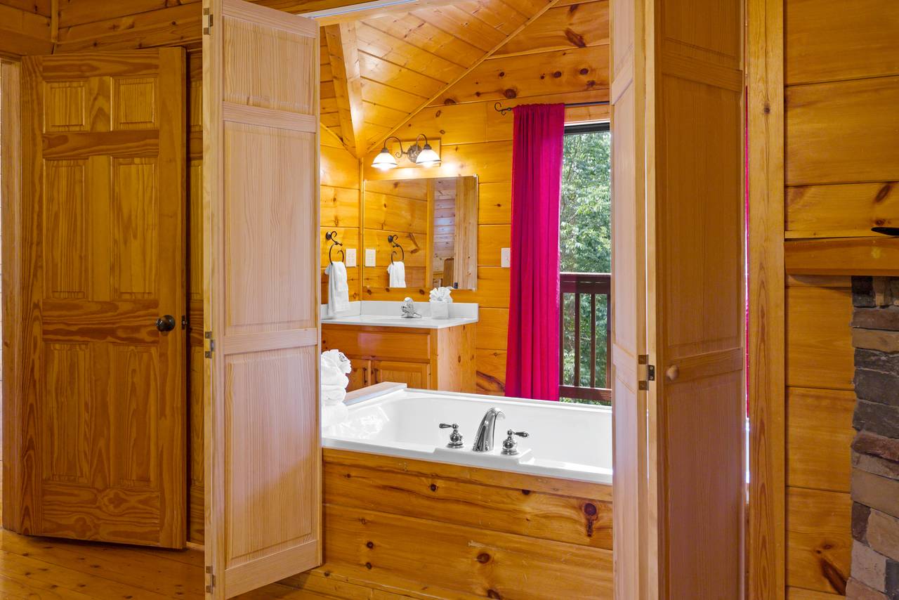 Upper level jacuzzi tub Upper level jacuzzi tub