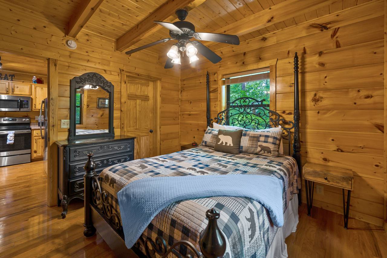 Bed 2: Queen bed with TV and fireplace on the main level Bed 2: Queen bed with TV and fireplace on the main level