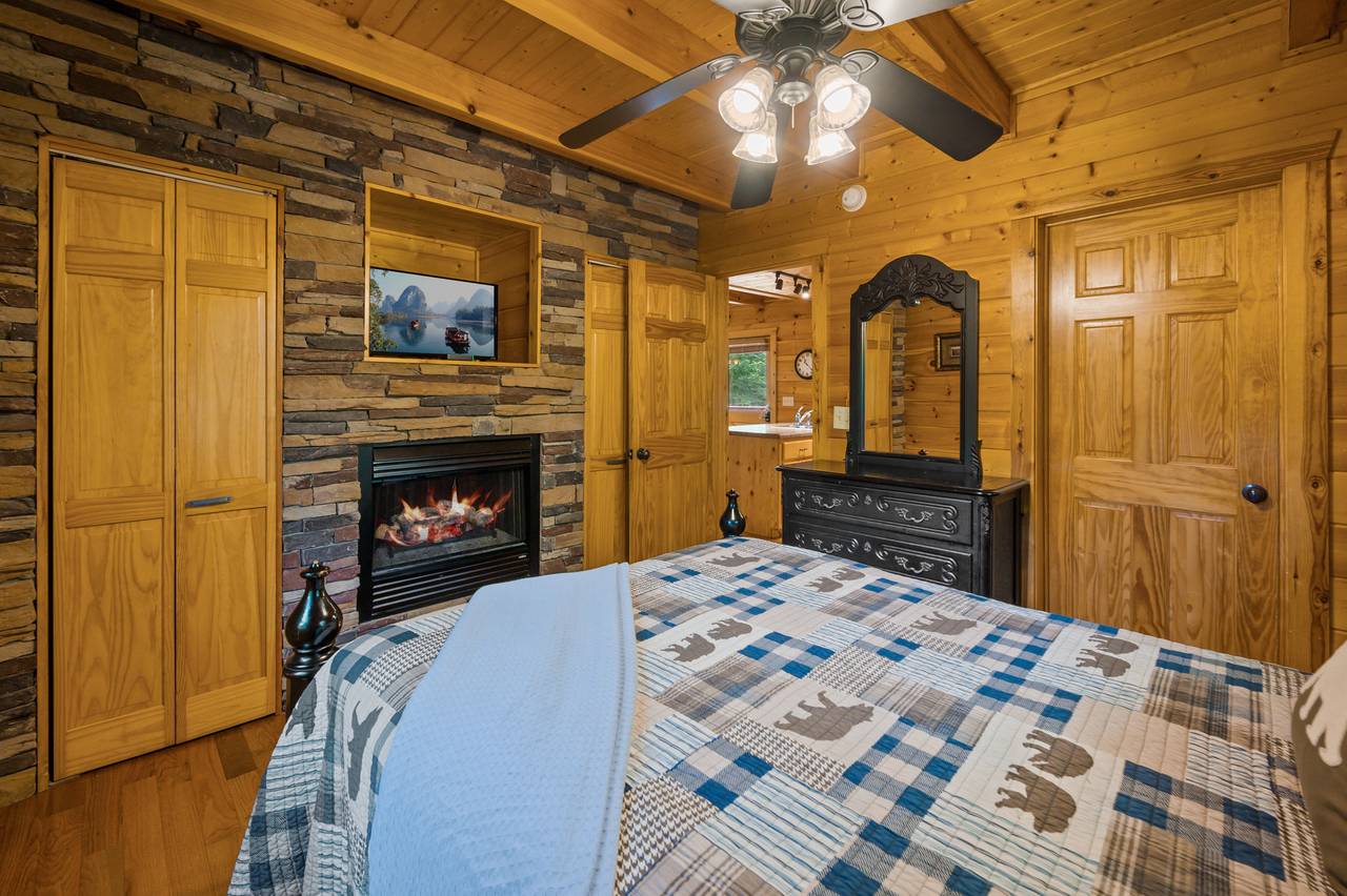 Bed 2: Queen bed with TV and fireplace on the main level Bed 2: Queen bed with TV and fireplace on the main level