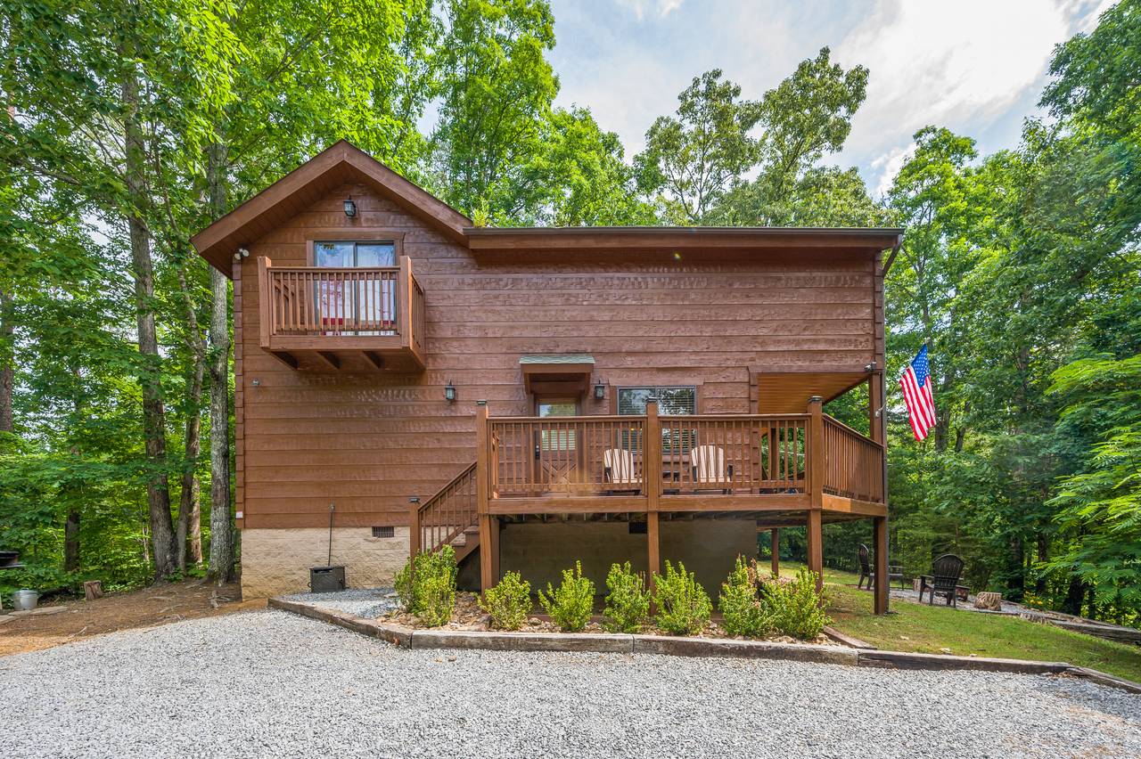 Plenty of parking and 7 stairs to the front door. Plenty of parking and 7 stairs to the front door.