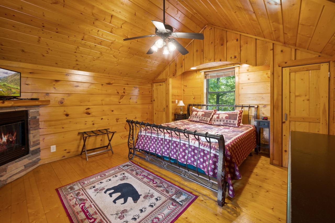 Bed 1: King, Bathroom w/ Jacuzzi, TV, Fireplace, Upper Level Bed 1: King, Bathroom w/ Jacuzzi, TV, Fireplace, Upper Level