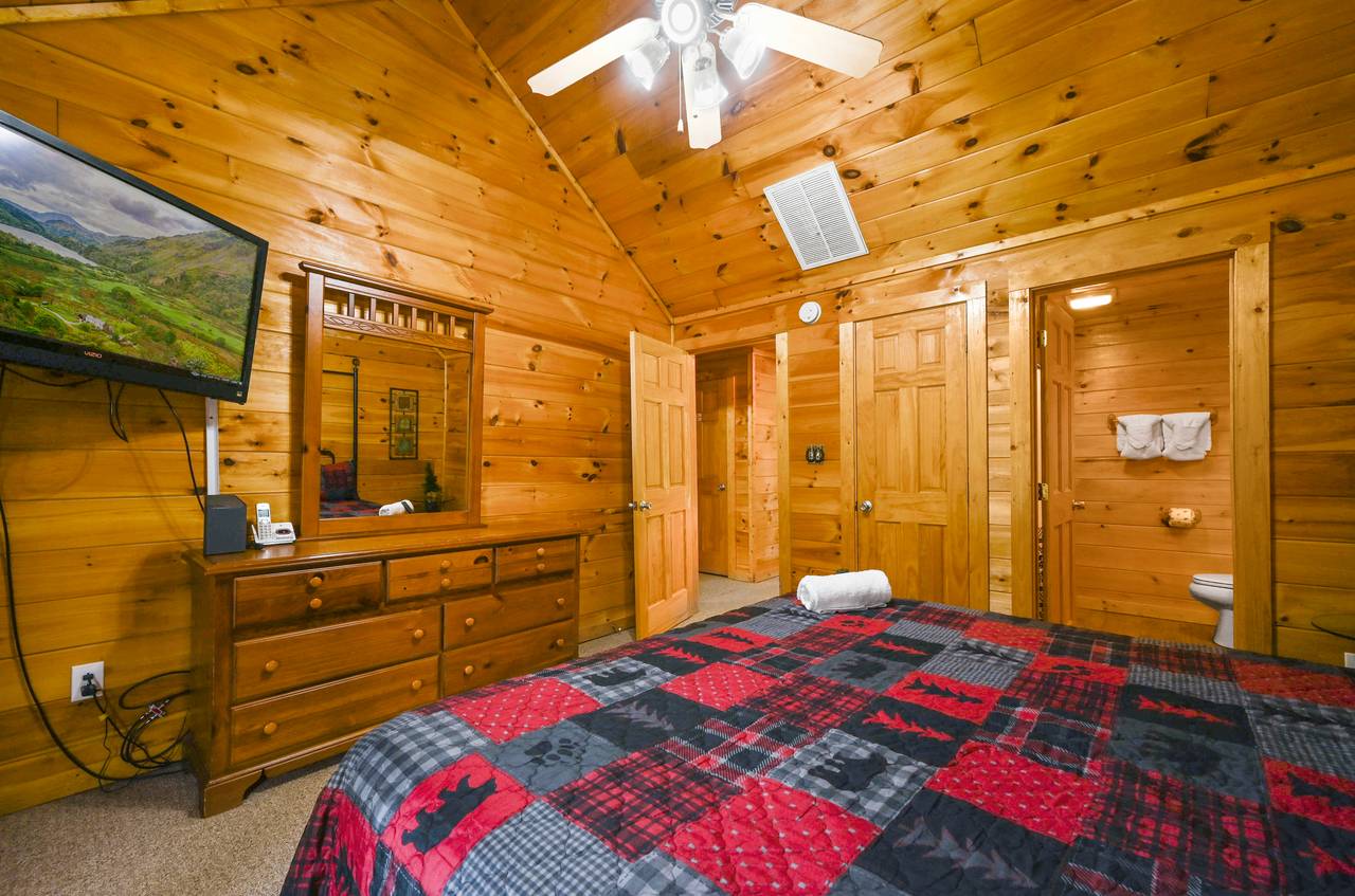 <span class="name">Bedroom 2 - Upper Level King Bed with Flat Screen TV</span> <span class="name">Bedroom 2 - Upper Level King Bed with Flat Screen TV</span>