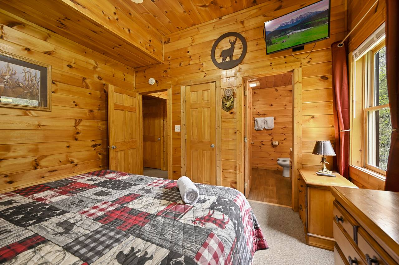 <span class="name">Bedroom 3 - Lower Level King Bed with Ensuite Full Bathroom</span> <span class="name">Bedroom 3 - Lower Level King Bed with Ensuite Full Bathroom</span>