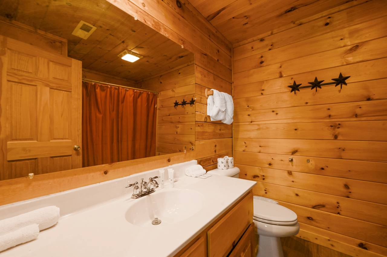 <span class="name">Bedroom 4 - Upper Level: Ensuite Full Bathroom with Tub/Shower C</span> <span class="name">Bedroom 4 - Upper Level: Ensuite Full Bathroom with Tub/Shower C</span>
