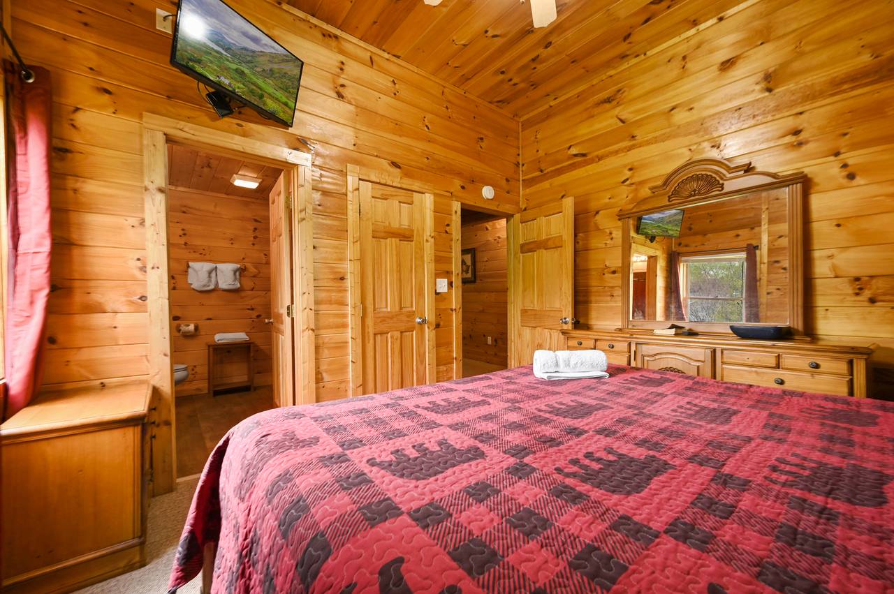 <span class="name">Bedroom 5 - Lower Level: King Bed with Flat Screen TV and Full E</span> <span class="name">Bedroom 5 - Lower Level: King Bed with Flat Screen TV and Full E</span>