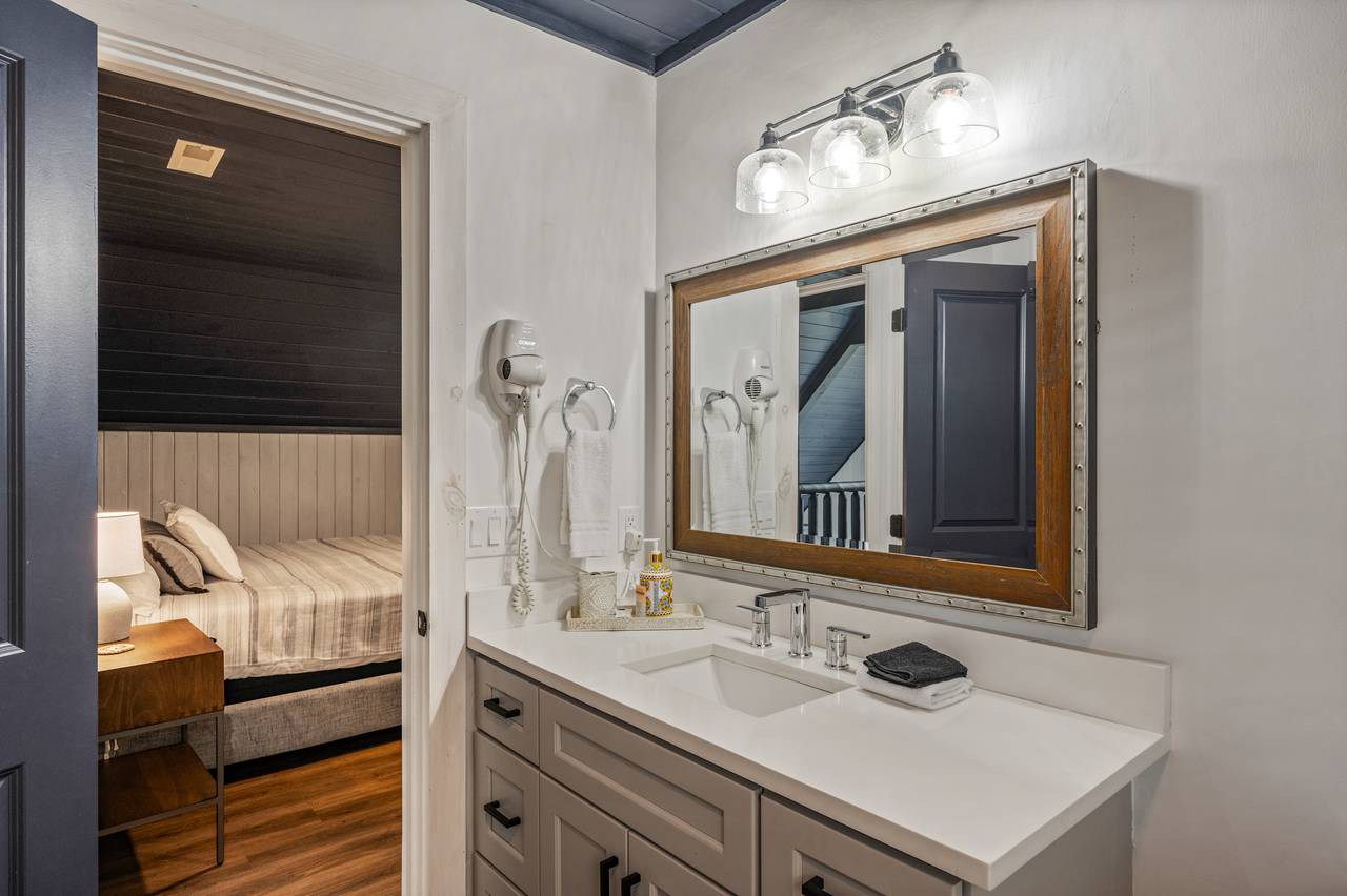 Upper level ensuite full bathroom tub and shower combo Upper level ensuite full bathroom tub and shower combo