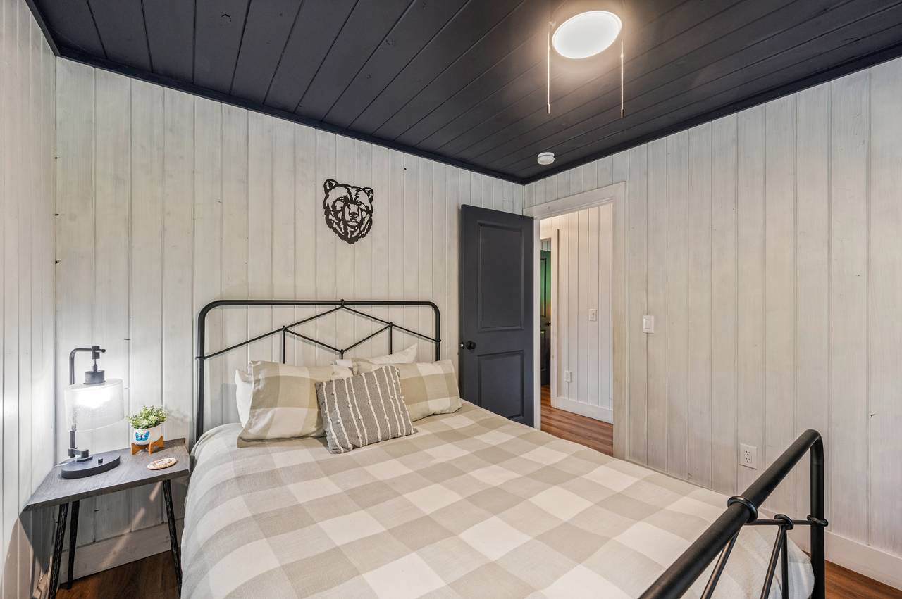 Queen bedroom on main floor Queen bedroom on main floor