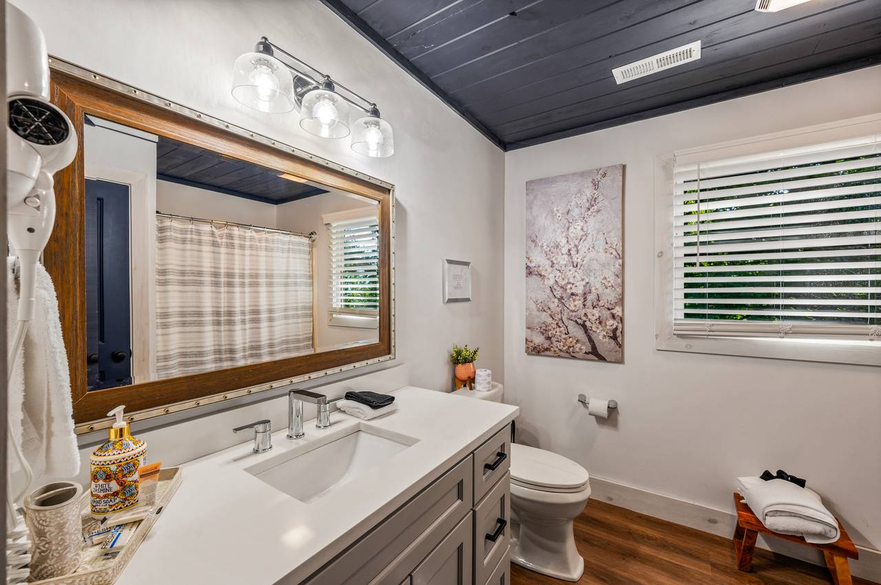 Upper level ensuite full bathroom tub and shower combo Upper level ensuite full bathroom tub and shower combo