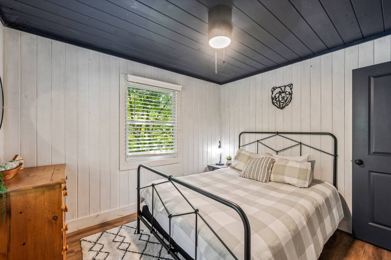 Queen bedroom on main floor Queen bedroom on main floor