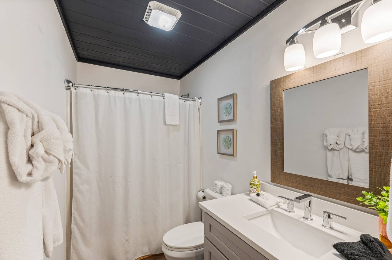 Full bathroom on main level with tub and shower combo Full bathroom on main level with tub and shower combo