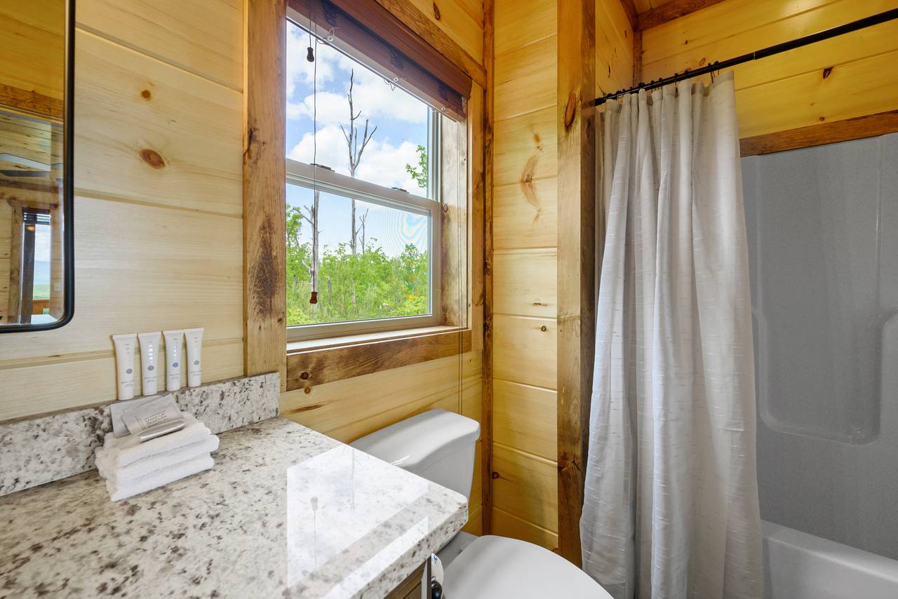 Bedroom 3 en-suite full bathroom with tub/shower combo Bedroom 3 en-suite full bathroom with tub/shower combo