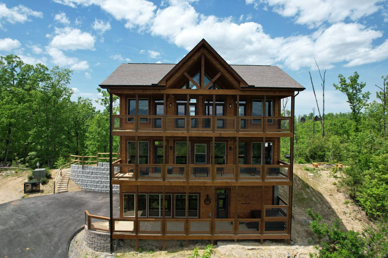 Come stay at this 3 story cabin in The Great Smoky Mountains! Come stay at this 3 story cabin in The Great Smoky Mountains!