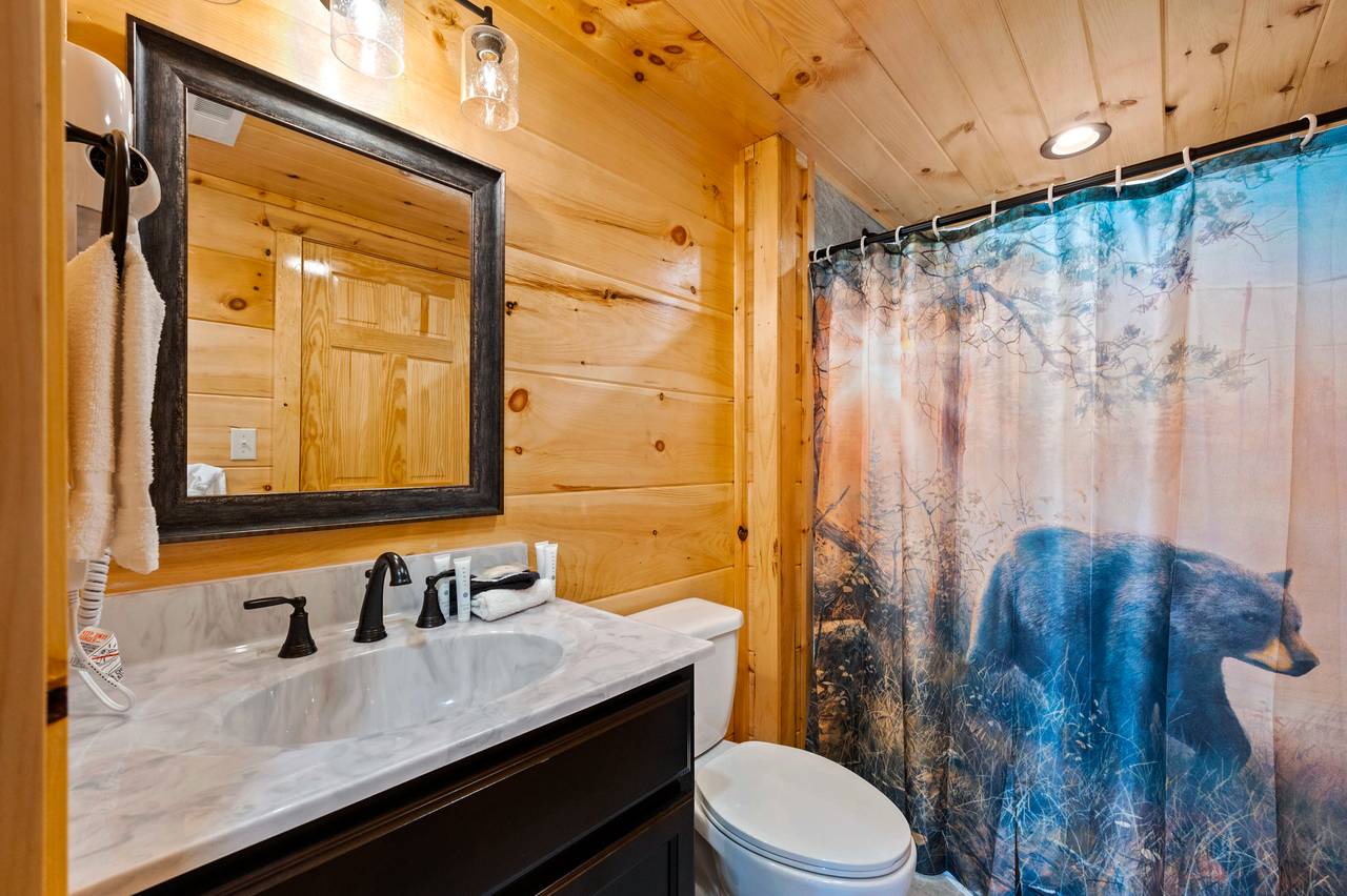 Bed 1: Ensuite-Full Bathroom with Tub/Shower Combo Bed 1: Ensuite-Full Bathroom with Tub/Shower Combo