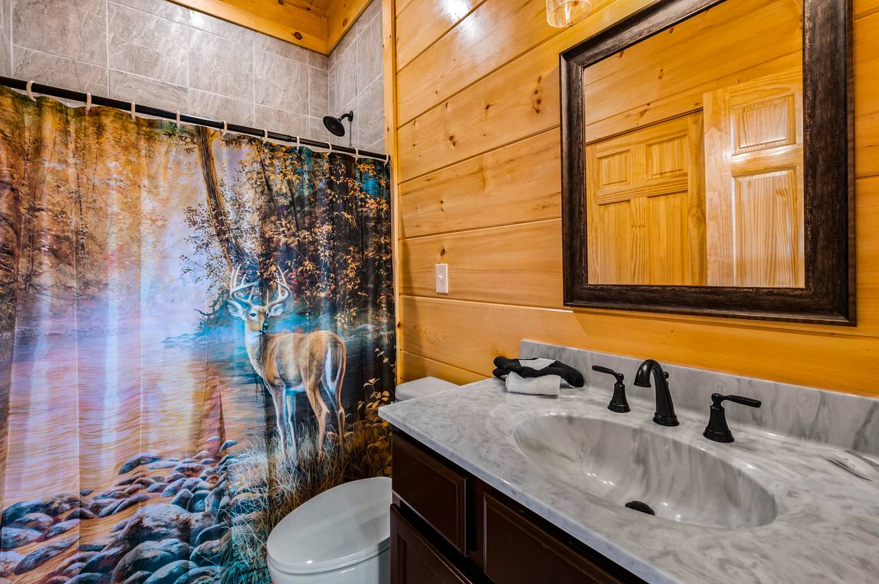 Bed 2 Ensuite Full Bathroom with tub/shower combo Bed 2 Ensuite Full Bathroom with tub/shower combo