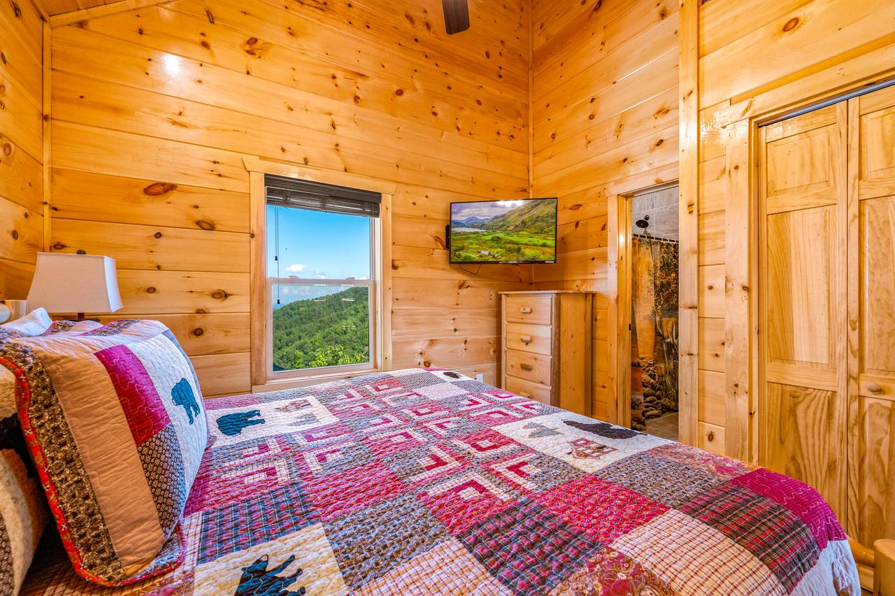 Bed 2: Upper level, King Bed, TV, and En-Suite Full Bathroom Bed 2: Upper level, King Bed, TV, and En-Suite Full Bathroom