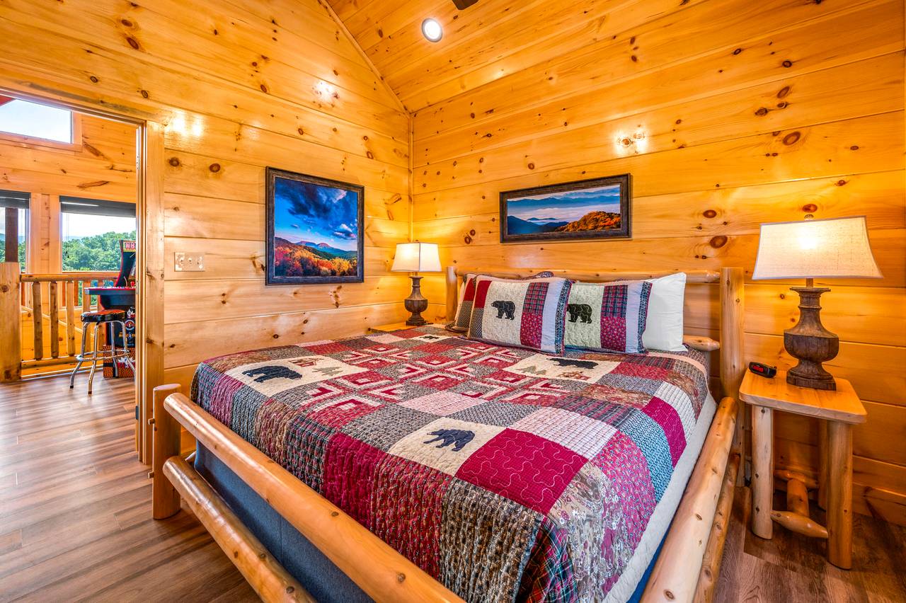 Bed 2: Upper level, King Bed, TV, and En-Suite Full Bathroom Bed 2: Upper level, King Bed, TV, and En-Suite Full Bathroom