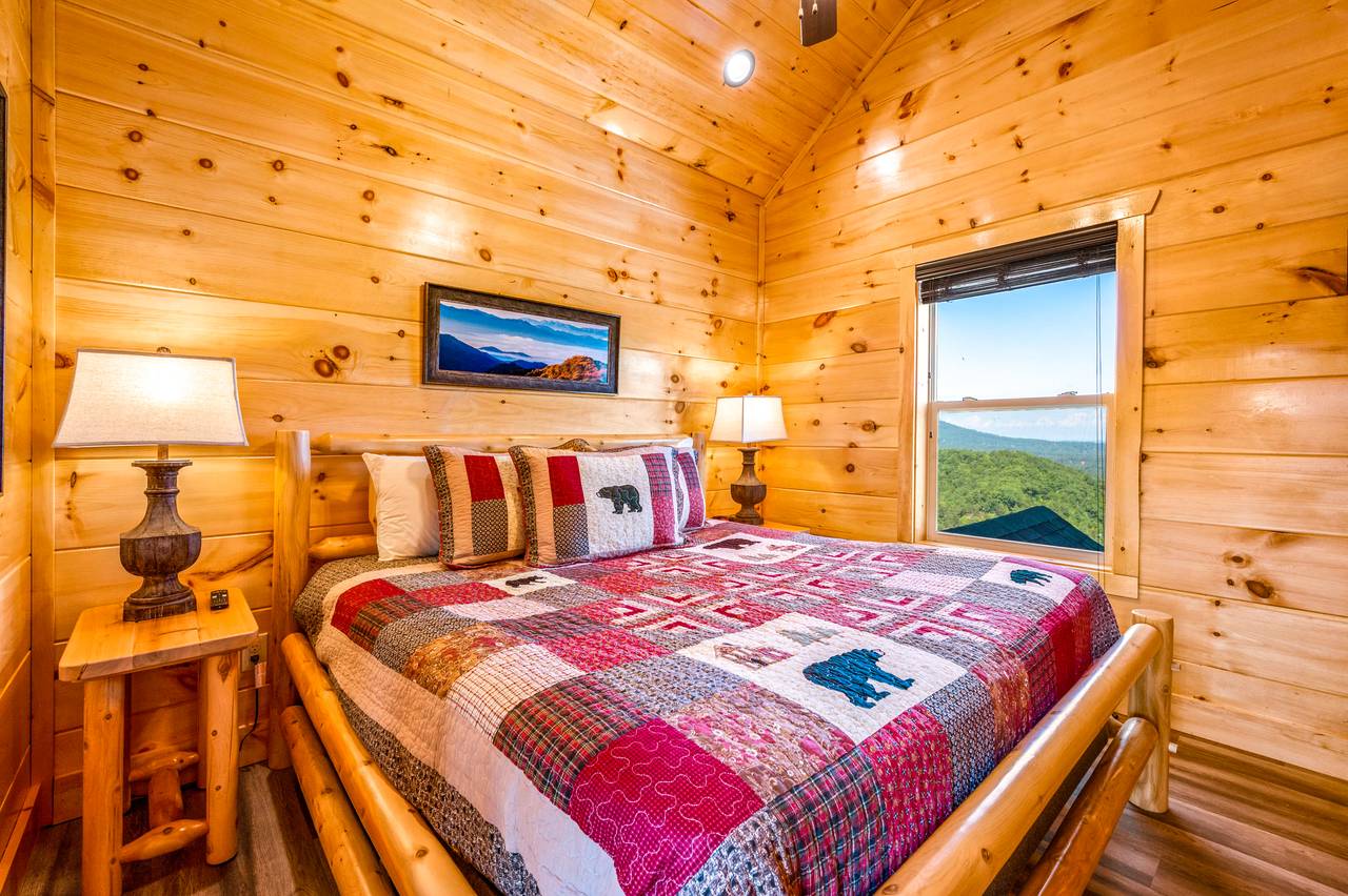Bed 2: Upper level, King Bed, TV, and En-Suite Full Bathroom Bed 2: Upper level, King Bed, TV, and En-Suite Full Bathroom